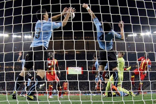 Lỗi cản bóng bằng tay trực tiếp dẫn tới bàn thắng của Luis Suarez